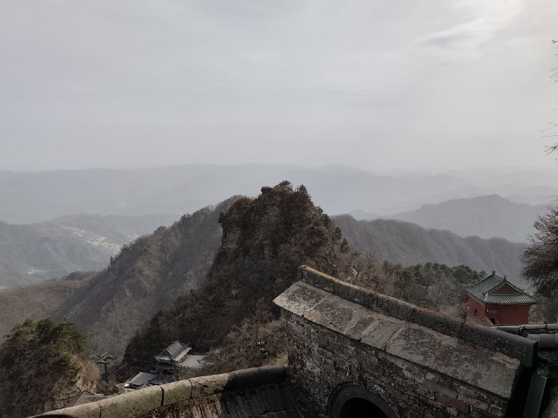 生活就像爬大山一样，累！😓爬到山顶才觉得有成就感和欣慰