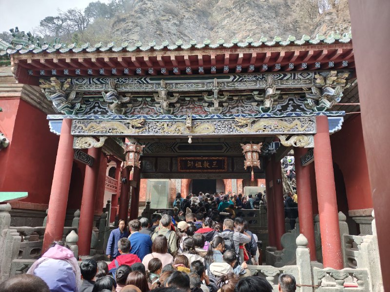 生活就像爬大山一样，累！😓爬到山顶才觉得有成就感和欣慰