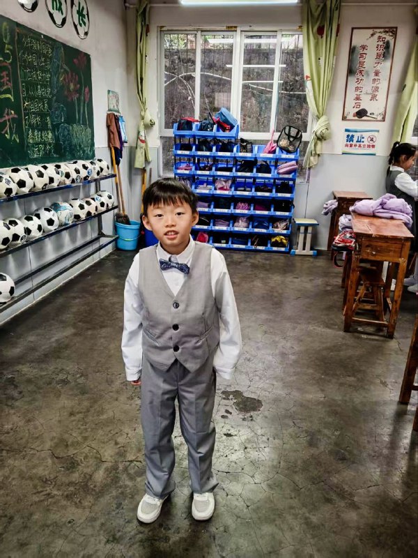 儿子小西装一穿，格外帅气