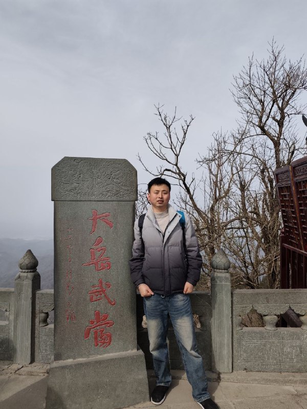 生活就像爬大山一样，累！😓爬到山顶才觉得有成就感和欣慰