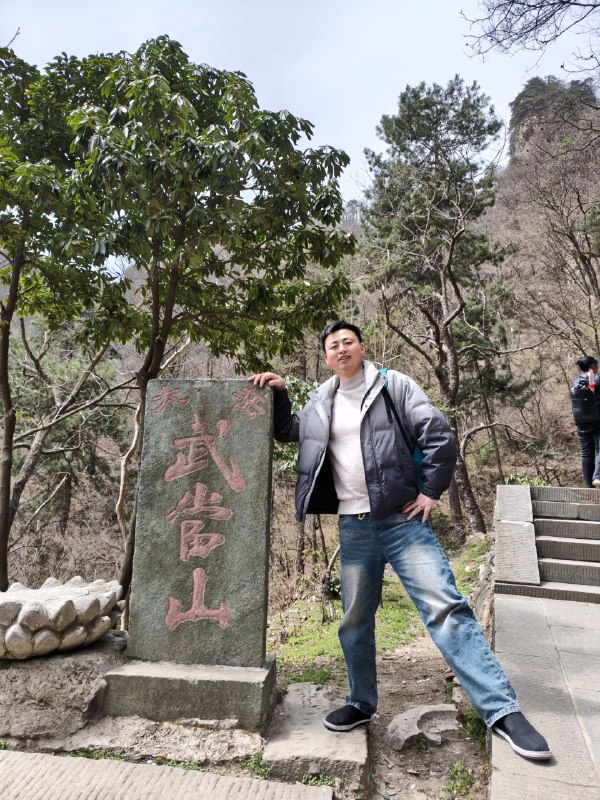 生活就像爬大山一样，累！😓爬到山顶才觉得有成就感和欣慰